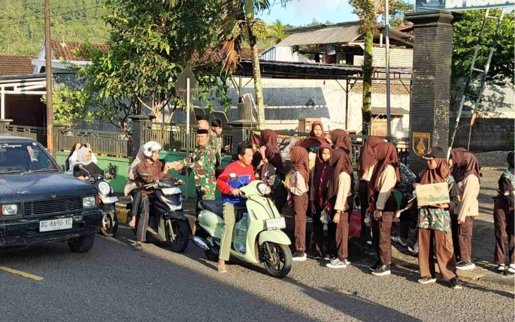 Berbagi takjil gratis untuk pengendara motor 
