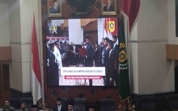Bupati Kabupaten Bogor Rudy Susmanto saat melantik Kepala Desa Gunung Picung Abdul Rohim, Senin (16/3)