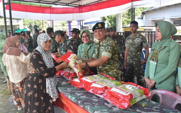Danbrig 9 Kostrad Kolonel Inf Roliyanto saat bazar ramadan TNI, Selasa (17/3)