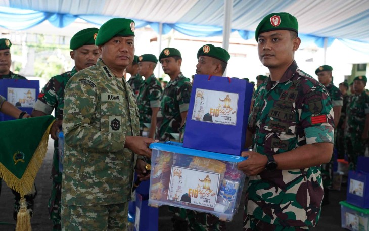 Danrem 083/Bdj Kolonel Inf Kohir memberikan bingkisan lebaran, Selasa (17/3)
