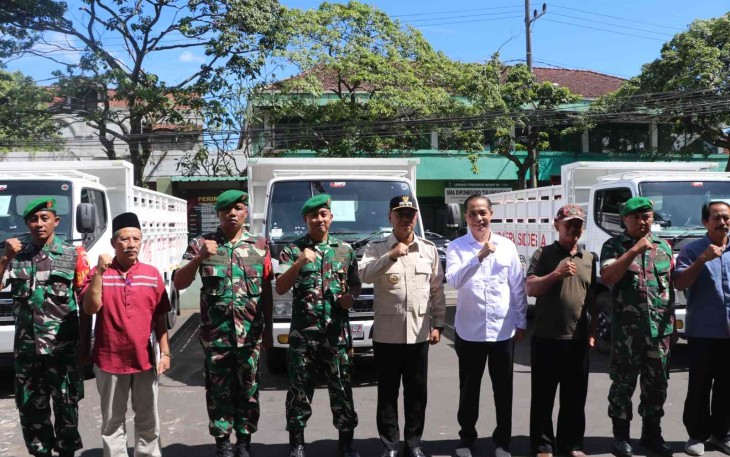Foto bersama penyerahan kendaraan operasional Kopdes Merah Putih di Kabupaten Tulungagung, Kamis (19/3)