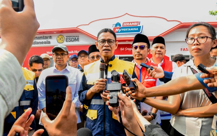 Wamen ESDM Yuliot saat memberikan keterangan pers di Batang, Jawa Tengah, Rabu (18/3)