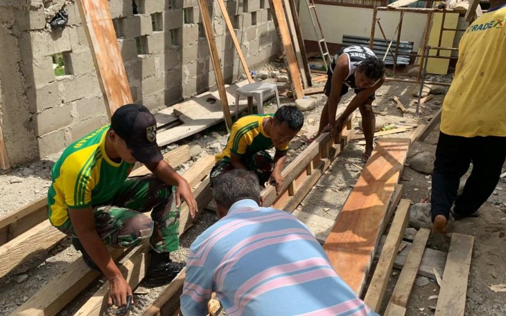 Gotong royong prajurit bersama warga di perbatasan 
