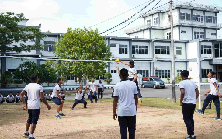 Olahraga voli prajurit Kodaeral XIV Sorong