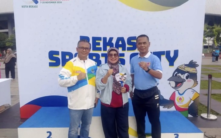 Ketua KONI Kota Depok, Herry Supriantob (kanan) , bersama Eko Herwiyanto (kiri), Kadisporyata Kota Depok, serta Nina Suzana, Ketua Panitia Besar Porprov Jabar XV untuk kontingen Kota Depok menghadiri acara Hitung Mundur menuju Porprov Jabar XV 2026 yang digelar di Plaza Patriot Chandrabhaga, Kota Bekasi