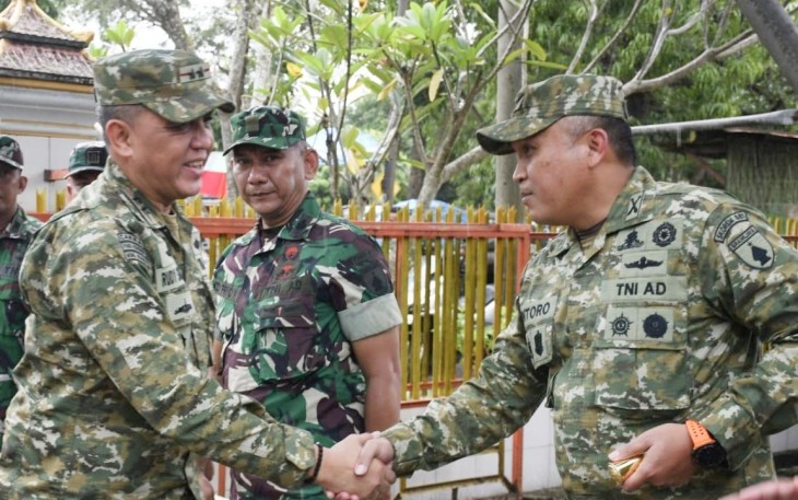 Danrem 081/DSJ Kolonel Arm Untoro Hariyanto saat menyambut Pangdam V Brawijaya, Mayjen TNI Rudy Saladin di Yon TP 933/Macan Wilis, Nganjuk, Kamis (2/4)