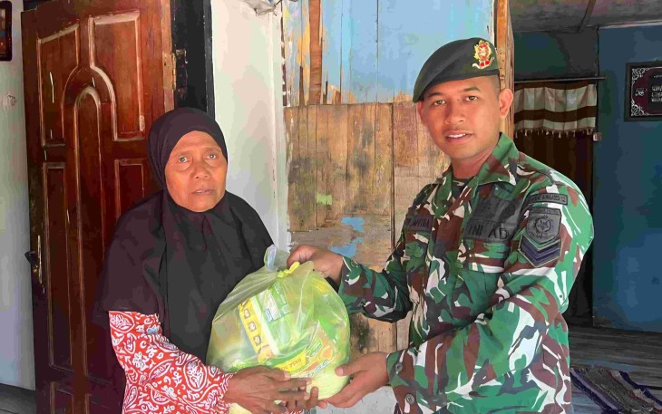 Jum'at berkah Satgas Pamtas Yonarmed 12 Kostrad 