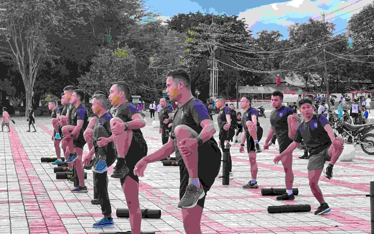 Olahraga prajurit Yonarmed 12 Kostrad di alun-alun Kota Atambua 