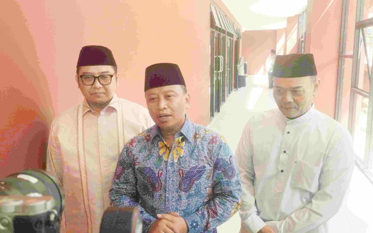 Walikota Depok Supian Suri memberikan keterangan pers usai membuka bimbingan manasik haji tingkat Kota Depok di Masjid Jami Dhuyufurrahman, Minggu (5/4/2026)