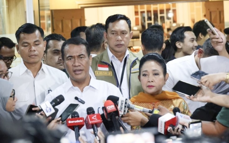 Mentan RI Andi Amran Sulaiman memberikan keterangan pers usai rapat kerja dengan Komisi IV DPR RI di Jakarta, Selasa (7/4)