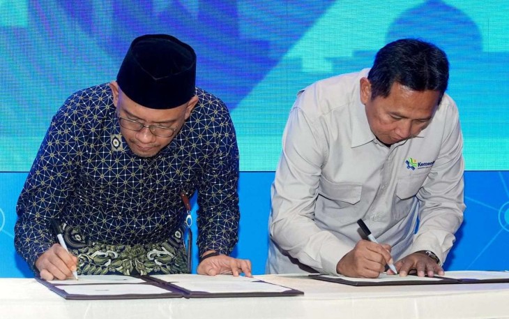 Seskemenkop Ahmad Zabadi (kanan) saat menandatangani MoU dengan BPJS Kesehatan di Jakarta, Selasa (7/4)