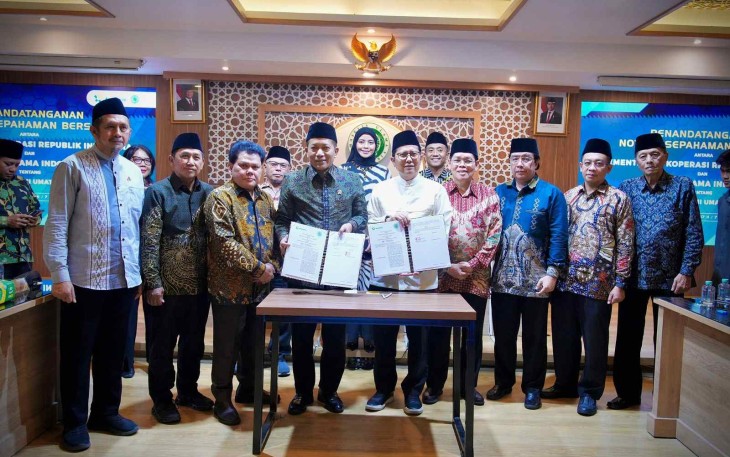 Menkop Ferry Juliantono bersama MUI teken nota kesepahaman di Jakarta, Selasa (7/4)