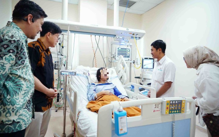 Wamenkes Prof Dante Saksono Harbuwono saat menjenguk pasien transplantasi hati di RSUP Fatmawati, Jum'at (10/4)