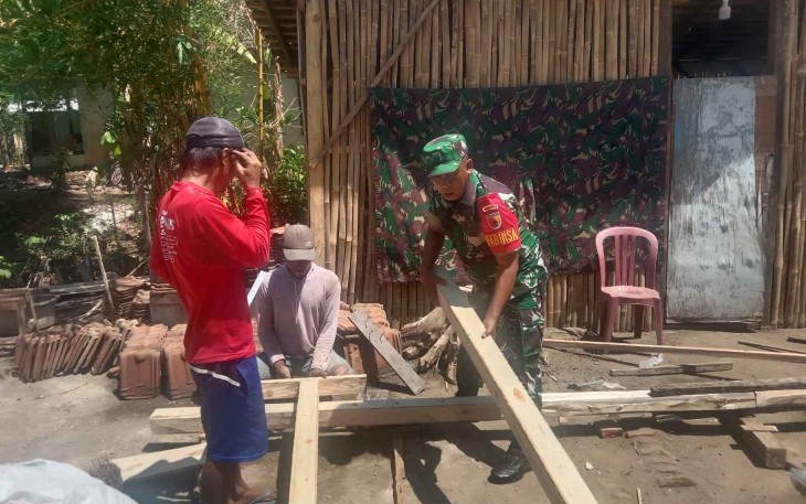 Renovasi rumah warga desa binaan 