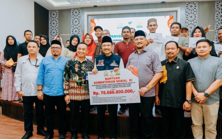Mensos Saifullah Yusuf menyerahkan bantuan di Aceh Tamiang 