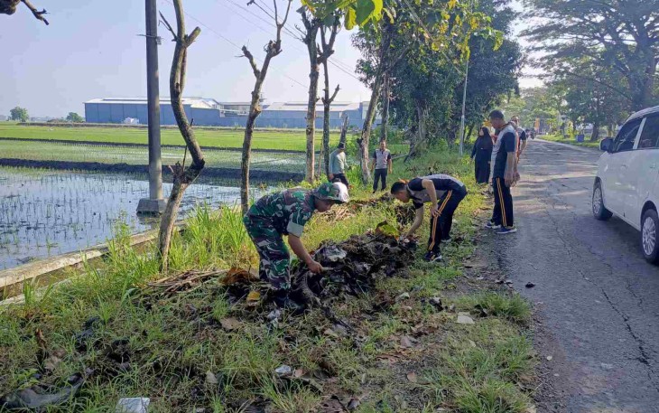 Karya bakti bersihkan lingkungan 
