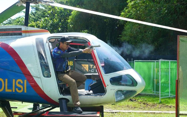 Peserta lomba menembak Brimob X-Treme 2026 di Mako Korbrimob Polri Kelapadua, Depok, Minggu (12/4)