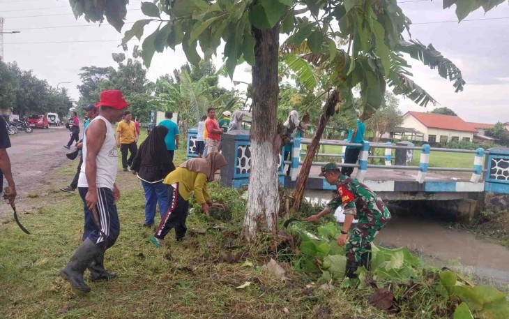 Bersihkan lingkungan wilayah desa binaan
