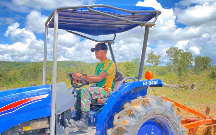 Olah lahan pertanian dengan traktor