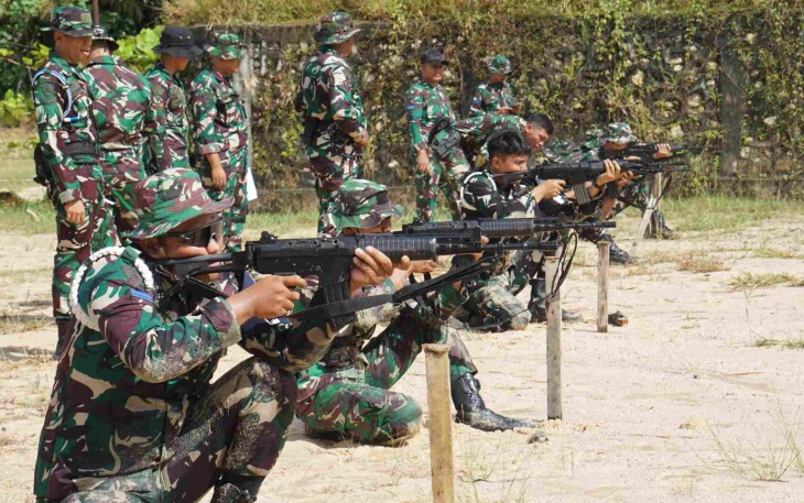 Latihan menembak laras panjang