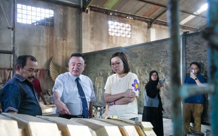 Wakil Menteri Ekonomi Kreatif, Irene Umar, meninjau penyempurnaan Chattra atau mahkota berbentuk payung yang akan dipasang di puncak Stupa Utama Candi Borobudur. Chattra itu dikerjakan di Studio Patung Yusman Bantul, Yogyakarta, Selasa (14/4/2026)