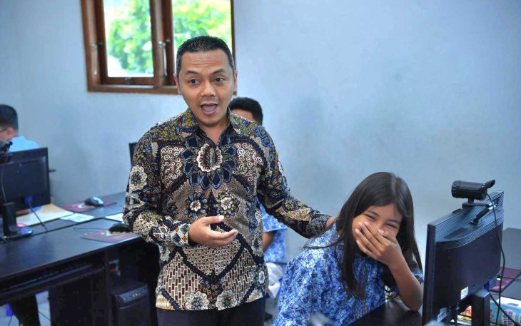 Wamendikdasmen Fajar Riza Ul Haq bersama siswa SD Kanisius Wonogiri