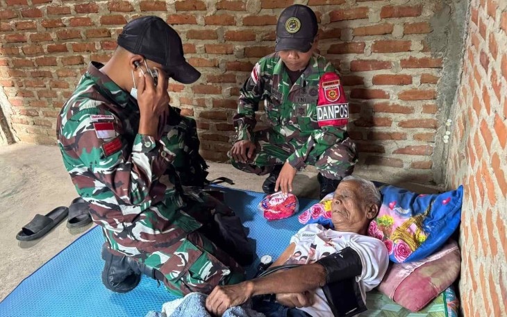 Pengecekan kesehatan warga di perbatasan