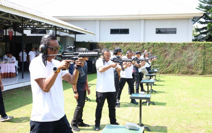 Pelatihan menembak ASN