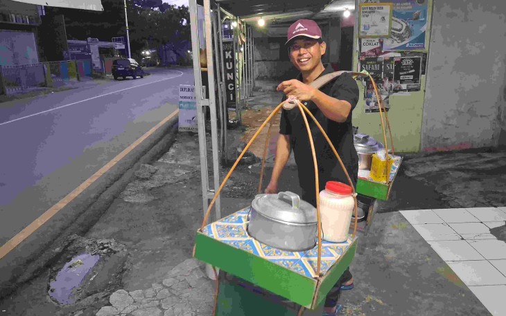 Bang Jali dengan pikulan kesayangannya menjaga kuliner tradisional, Depok, Senin (20/4)