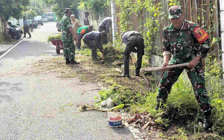 Pembersihan lingkungan bersama warga