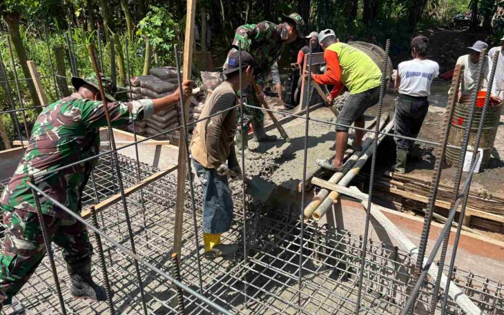 Pengecoran pondasi jembatan perintis garuda