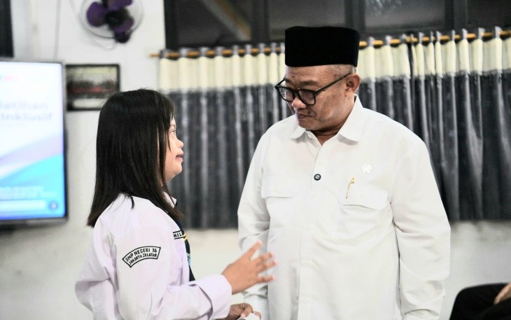 Mendikdasmen Abdul Mu'ti saat berdialog dengan siswa SMP Negeri 16, Jakarta, Senin (20/4)