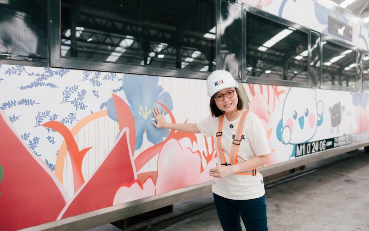 Wakil Menteri Ekonomi Kreatif, Irene Umar, berpartisipasi langsung dalam karya seni lukis kolaborasi Kementerian Ekraf x KAI x Erica Richardo dalam rangka memperingati Hari Kartini