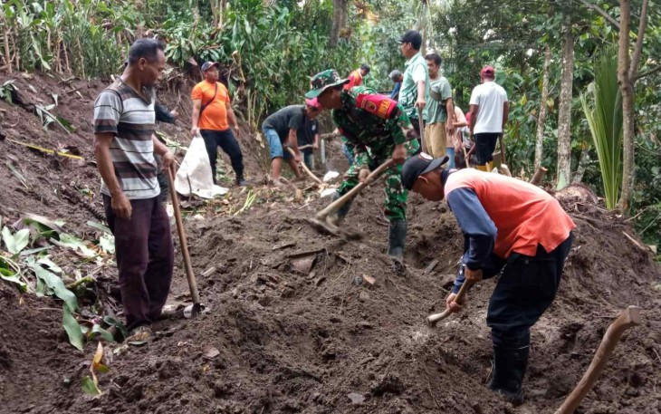 Gotong royong evakuasi material longsor