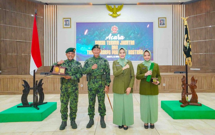 Pangkostrad Letjen TNI Mohammad Fadjar bersama Kolonel Arm Eko Pristiono usai sertijab di Jakarta, Kamis (23/4)