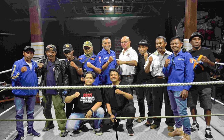 ALASTUA TNI AD foto bersama dalam event boxing di Cafe Loka Manik, Batu, Sabtu (25/4)