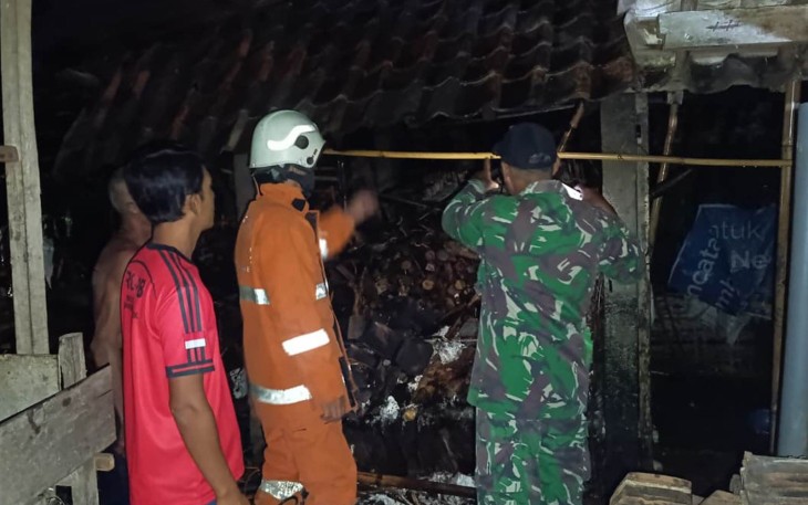 Pemadaman kandang sapi terbakar