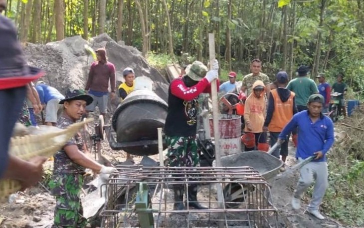 Pembangunan pondasi jembatan perintis garuda