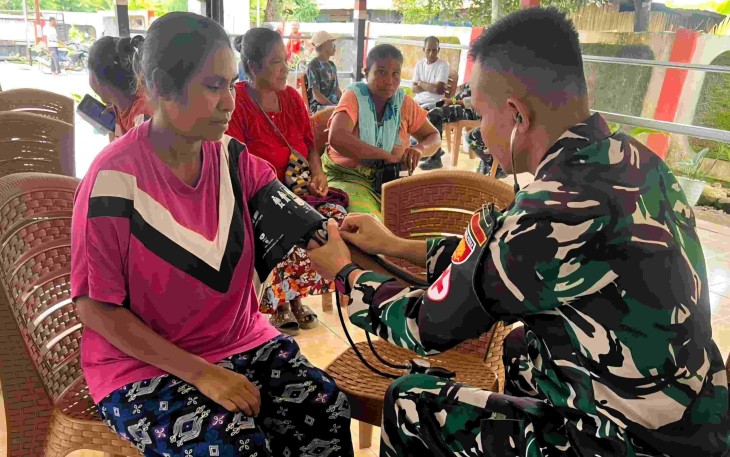 Pelayanan kesehatan satgas Yonarmed 12 Kostrad