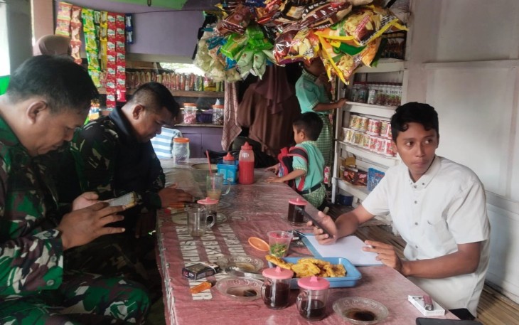 Suasana warung Desa Brabe