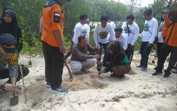 Tanam pohon di Taman Edukasi Track Mangrove