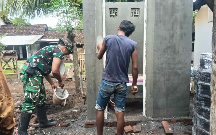 Pengerjaan sanitasi rumah Halimah di Dusun Sumur