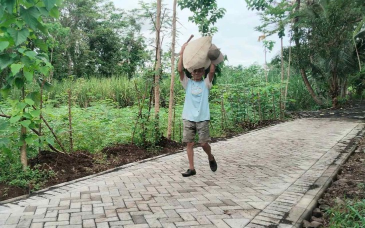 Potret aktivitas warga Desa Brabe