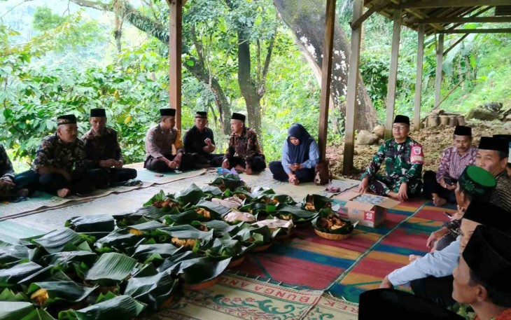 Tradisi waega desa Mendak