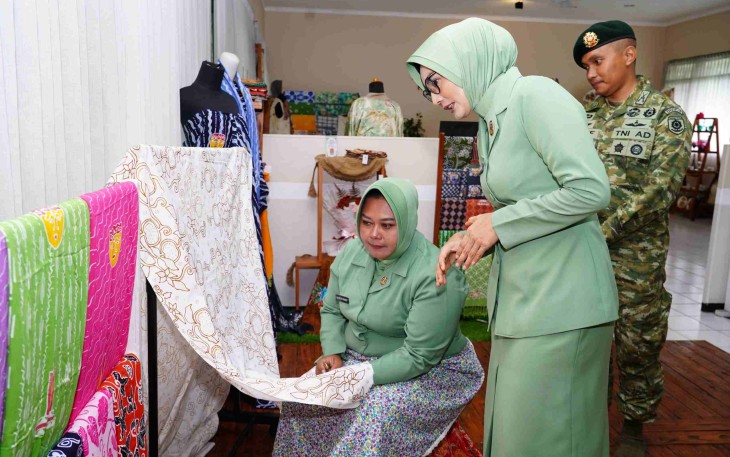 Ibu Sri Astuti Brilliyans Batik 