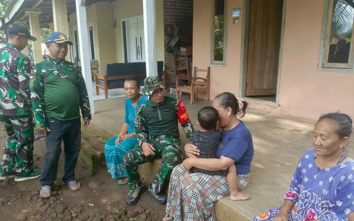 Berbagi sembako di lokasi TMMD ke-128 Kodim Probolinggo