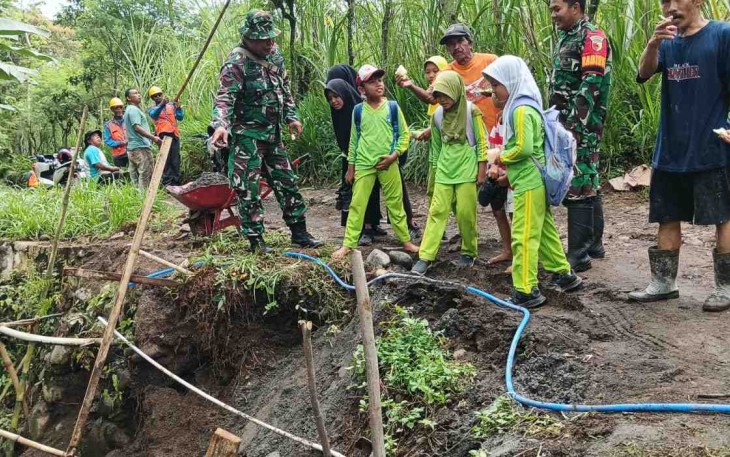 Edukasi siswa menghadapi musim hujan