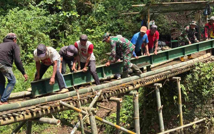 Pemasangan Girder WF Jembatan Garuda di Desa Samar