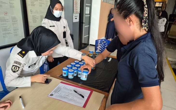 Tes urine warga binaan Lapas Perempuan Jakarta