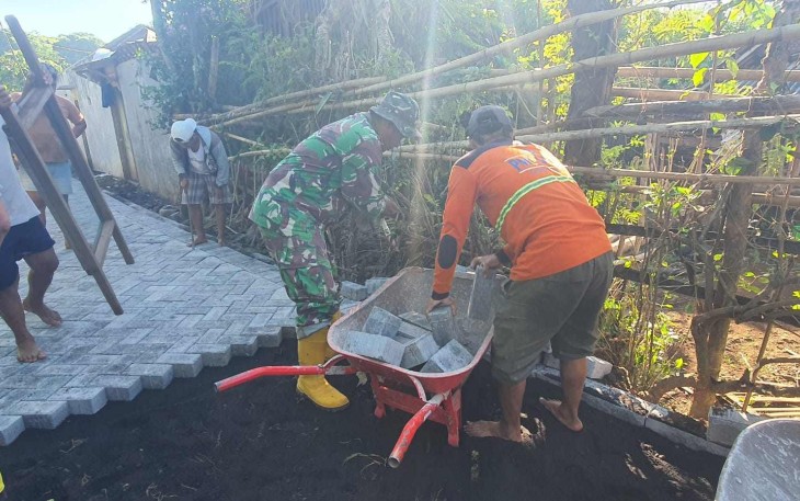 Pengerjaan paving Dusun Klagin